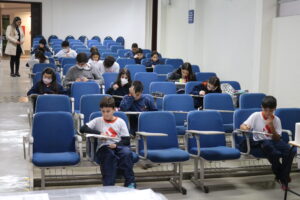 Alunos concentrados durante as provas da OBI; competição nacional testa conhecimentos e identifica talentos para a área de computação
