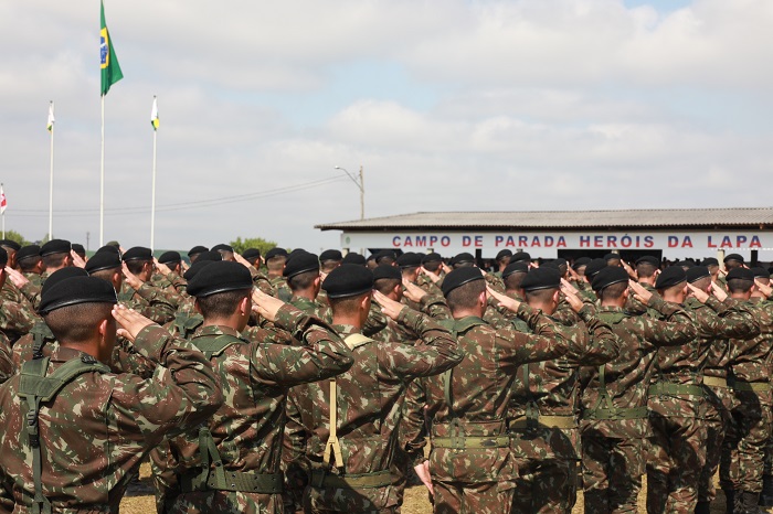 Desfile do Dia do Soldado é realizado em Curitiba