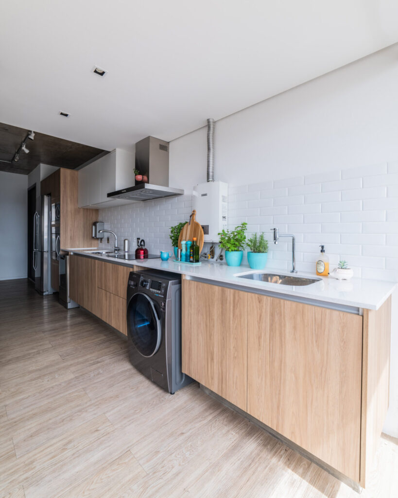 Na cozinha deste apartamento, o aquecedor a gás aparece de maneira discreta. Júlia Guadix utilizou o revestimento da mesma cor do aparelho, promovendo uma espécie de camuflagem. Os itens decorativos também ajudam a tornar o equipamento praticamente imperceptível |Foto: Guilherme Pucci 