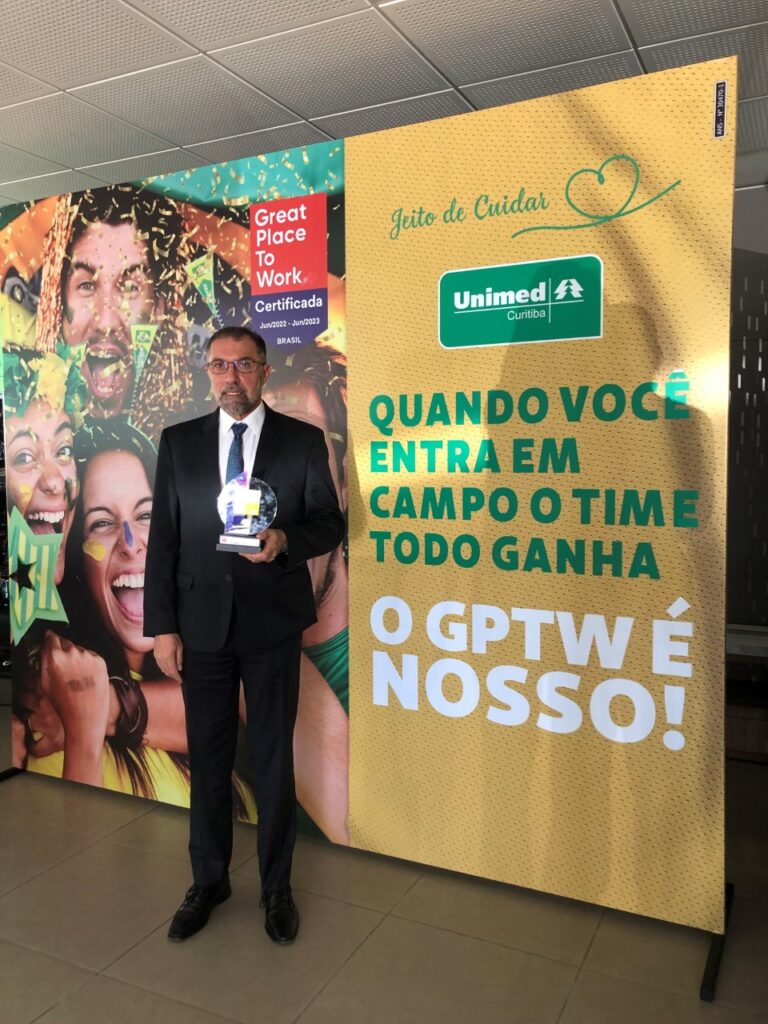 Presidente Rached Traya com o premio GPTW 2022 recebido pela Unimed Curitiba
