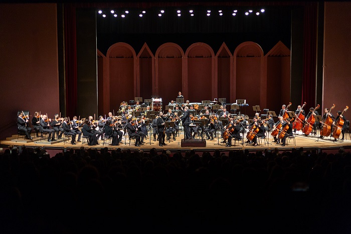 Maestro Roberto Tibiriçá assume a Orquestra Sinfônica do Paraná em concerto com repertório brasileiro e promete novidades para 2023
