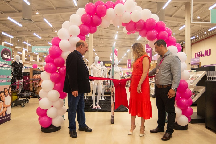 A Daju, maior loja do Brasil especializada em produtos para casa, inaugurou a sua primeira megaloja no litoral paranaense, em Paranaguá.Foram cinco dias de festa para o público, que teve início na sexta (11) com o corte simbólico da faixa e encerrou na terça de feriado (15). As festividades de inauguração ao grande público incluíram atrações, diversas novidades e promoções para toda a família parnanguara e demais cidades do litoral paranaense.
Na véspera da inauguração, quinta-feira (10), a Daju promoveu um Coquetel exclusivo para a imprensa, autoridades locais, parceiros da empresa e membros da sociedade parnanguara.
O evento reuniu mais de 300 convidados que puderam conhecer o interior da megaloja, saber um pouco mais sobre a empresa, e aproveitar a linda festa que contou com um coquetel, queima de fogos, música ao vivo e muito mais. 
O proprietário da Daju destacou em seu discurso a importância da cidade. “Chegar em uma nova região é sempre um grande orgulho para nós. Ainda mais se tratando de uma cidade como Paranaguá, tão importante para todos os paranaenses. É a cidade mais antiga do estado, chamada carinhosamente de cidade Mãe, que foi o ponto de partida da colonização do Paraná, formada por pessoas que honram suas raízes”, afirma Roger Karsten Lorenz.
O prefeito de Paranaguá também marcou presença e destacou a importância de trazer empresas do porte da Daju para Paranaguá. “É o desenvolvimento, aliado à geração de emprego e renda. Estivemos juntos com a Daju, desde os primeiros passos e tratativas para a instalação do espaço que contou com o trabalho ágil da nossa equipe em todo o processo. Como gestor, fico feliz em observar que grandes empresas investem em Paranaguá. Desejo sucesso a toda equipe Daju nesta jornada”, disse o prefeito Marcelo Roque.
Também marcaram presença o vice-prefeito de Paranaguá José Carlos Borba, o presidente da Câmara Municipal de Paranaguá, vereador Fabio Santos e demais vereadores, o presidente da ACIAP (Associação Comercial de Paranaguá) Eloir Martins, os secretários municipais e representantes de diversas entidades de classe da região, além dos veículos de imprensa da região.
A Mega DAJU Paranaguá conta com uma estrutura de mais de 4.000 m² em um imóvel de fácil acesso para toda a cidade. É uma loja completa, com departamentos como cama, mesa, banho, tapetes, cortinas, decoração, utilidades e muito mais, além de um mix completo, com mais de 100 mil produtos. 
Além de layout moderno, com ambientes amplos e aconchegantes. O espaço também possui uma grande área de estacionamento, com mais de 200 vagas gratuitas, oferecendo todo conforto e comodidade aos clientes.
A mega DAJU Paranaguá, irá atender toda a população da cidade e dos demais municípios do litoral paranaense e está localizada na Avenida Governador Bento Munhoz da Rocha Neto, 2676 no Jardim América, ao lado do Balaroti.

Sobre a Daju
Empresa consolidada no varejo, com 39 anos de mercado, a Daju é a maior loja do Brasil nos segmentos em que atua. Especializada em cama, mesa, banho, tapetes, cortinas, decoração, utilidades e muito mais, a Daju possui uma variedade de mais de 100 mil produtos. 
Sempre priorizando a satisfação de seus clientes, a Daju busca transformar a experiência de compra em algo inesquecível, valorizando cada etapa da vida das pessoas, com produtos que passam por todos os ambientes da casa, da vida das pessoas e representam os melhores momentos juntos.
A Daju é uma loja para toda a família, pois tem produtos que agradam todas as idades. Sabe aquela loja aconchegante, bonita, espaçosa, que é ponto de encontro e de passeio do final de semana perfeito em família? Essa é a Daju! Que tem como essência, servir com muito zelo e carinho toda a família.
E a experiência de compra torna-se ainda mais prazerosa, pois ao chegar na loja o cliente recebe um atendimento humanizado, com vendedores especializados e prestativos, que atendem cada cliente de forma personalizada. As lojas são espaçosas, com os produtos organizados de forma intuitiva e simples, facilitando o momento de compra dos clientes.
Além do destaque na estrutura e no atendimento, a Daju também se destaca pela qualidade dos produtos e o menor preço praticado no mercado, prova disso, é que a empresa oferece a garantia do menor preço ou a diferença em dobro.
Toda essa experiência positiva dos clientes é reflexo da forma como a Daju trata seus colaboradores, onde o foco nas pessoas é fundamental. A empresa investe em treinamento, pois entende que a empresa é feita de pessoas para pessoas, e esta relação precisa ser positiva para ambos, pois cada colaborador, em cada atendimento, reflete os valores e a visão da Daju.
E o resultado é que em 2020, a empresa conquistou a certificação GPTW (Great Place to Work), sendo certificada como uma das melhores empresas para trabalhar. Esta conquista aponta que a Daju está no caminho certo, onde o foco na expansão nunca foi tão importante como agora.
Este ano a Daju foi indicada como uma das finalistas ao Prêmio de melhor atendimento ao consumidor. E está concorrendo na categoria Cama, Mesa e Banho. Essa indicação é uma grande conquista, pois mostra que a empresa atendeu todos os requisitos para concorrer ao prêmio, resultado da dedicação e do cuidado de toda a equipe.
Além de suas lojas físicas, a Daju atende todo o Brasil através do seu e-commerce. Para saber mais sobre a Daju, acesse o site daju.com.br ou através das redes sociais no endereço @daju.oficial no Facebook e Instagram.
