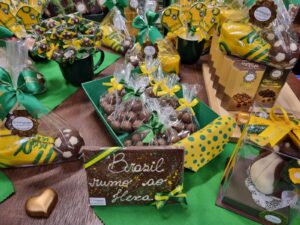 Chocolateria artesanal sente reflexos positivos, amplia equipes de trabalho, traz produtos exclusivos para o período e estima crescer 30% a mais neste fim de ano
