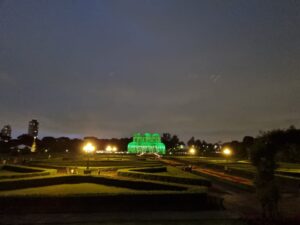 Estufa de vidro do Jardim Botânico de Curitiba ficará iluminada na cor verde, no dia 20 de novembro, em homenagem do Dia do Biomédico