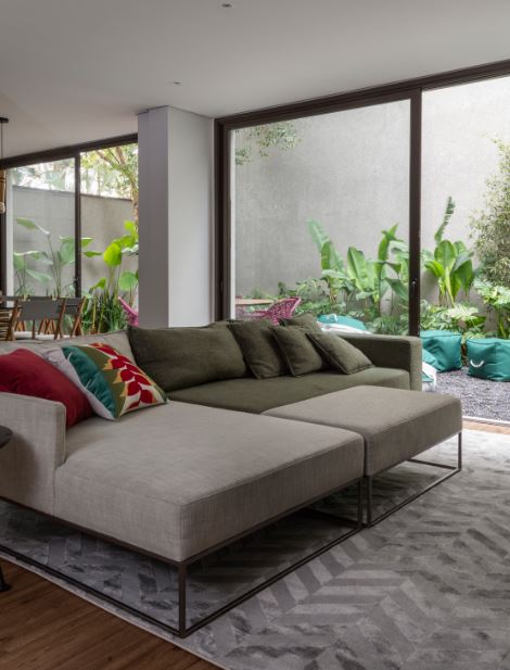 Reforma de apartamento acentua a ligação entre o décor e o jardim