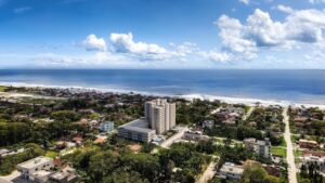 Em um intervalo de apenas quatro meses, construtora fez o lançamento de dois condomínios da categoria beach club no município, totalizando R$ 133 milhões em VGV