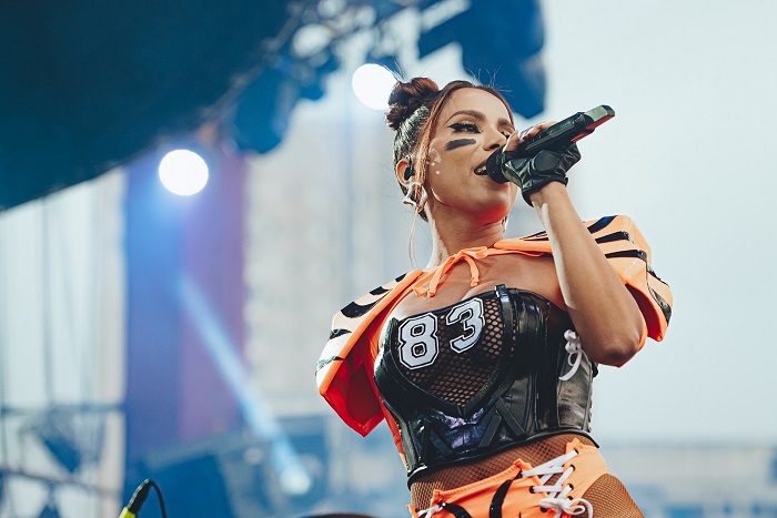 Anitta encerra sua turnê de Carnaval em Curitiba