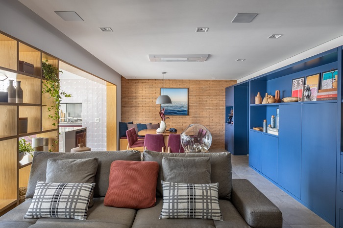 Cores trazem ares de modernidade, sofisticação e descontração na reforma da arquitetura de interiores de apartamento 