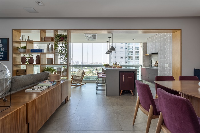 Cores trazem ares de modernidade, sofisticação e descontração na reforma da arquitetura de interiores de apartamento 


