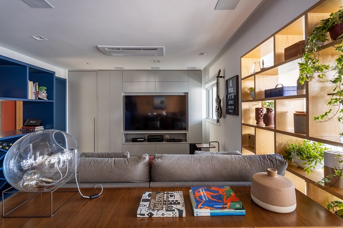 Cores trazem ares de modernidade, sofisticação e descontração na reforma da arquitetura de interiores de apartamento