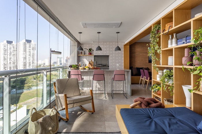 Cores trazem ares de modernidade, sofisticação e descontração na reforma da arquitetura de interiores de apartamento 