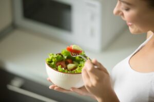 Beber água, comer frutas e saladas ajudam no funcionamento do organismo durante os meses de verão