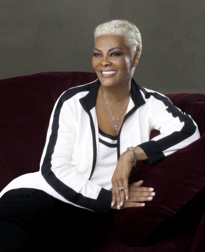 A diva Dionne Warwick em maio no Guairão