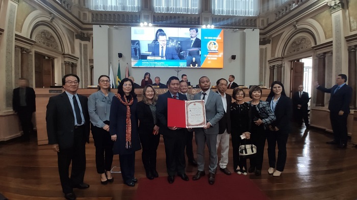 Cônsul-geral adjunto do Japão recebe votos de congratulação e aplausos da Câmara de Curitiba