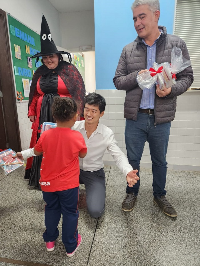 Caximba recebe doação de 4 mil livros, brinquedos e cadernos da Casa China