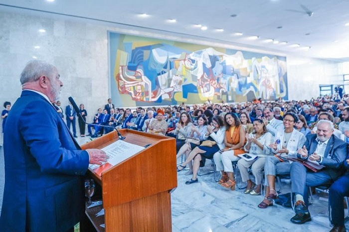 Governo anuncia R＄ 2,4 bilhões para recompor orçamento de universidades e institutos federais