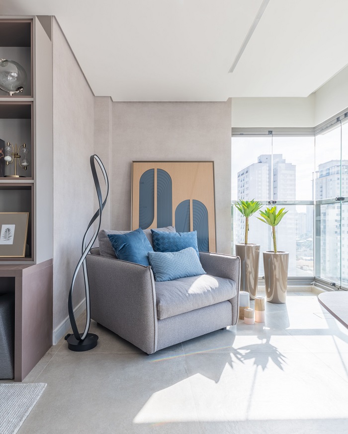 Soluções de arquitetura de interiores com estilo contemporâneo e despojado resolvem apartamento de moradora