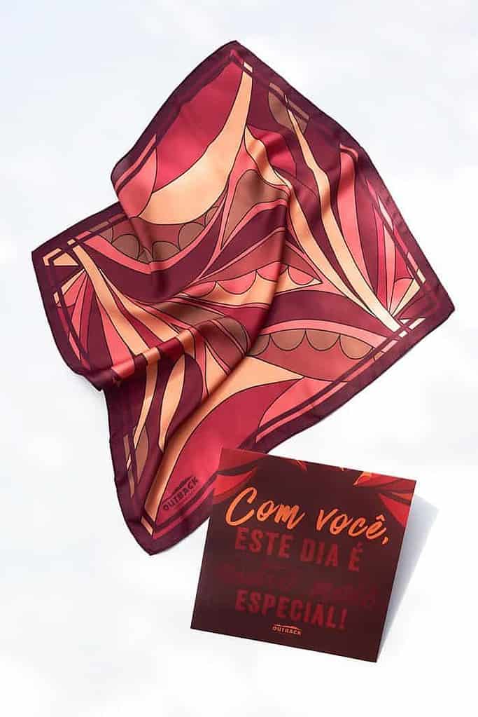 Outback presenteia consumidoras com lenço exclusivo da Scarf Me no Dia das Mães 