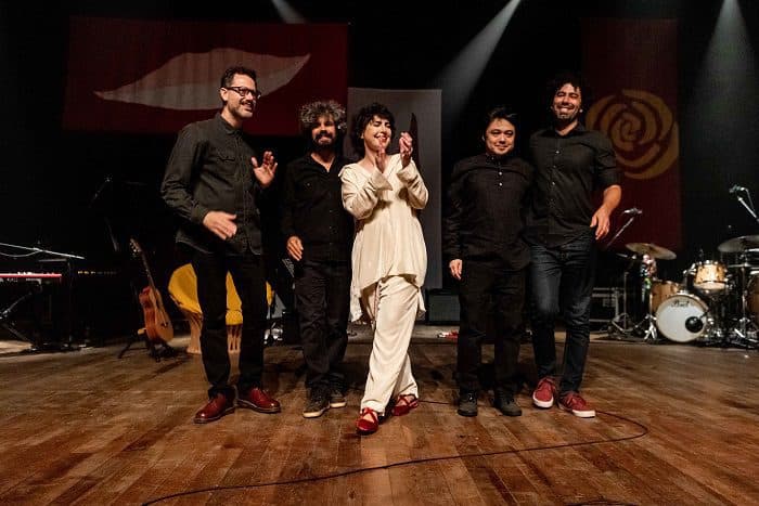 Adriana Calcanhotto chega em Curitiba nesta sexta (5)para show tributo a Gal Costa no Teatro Guaíra