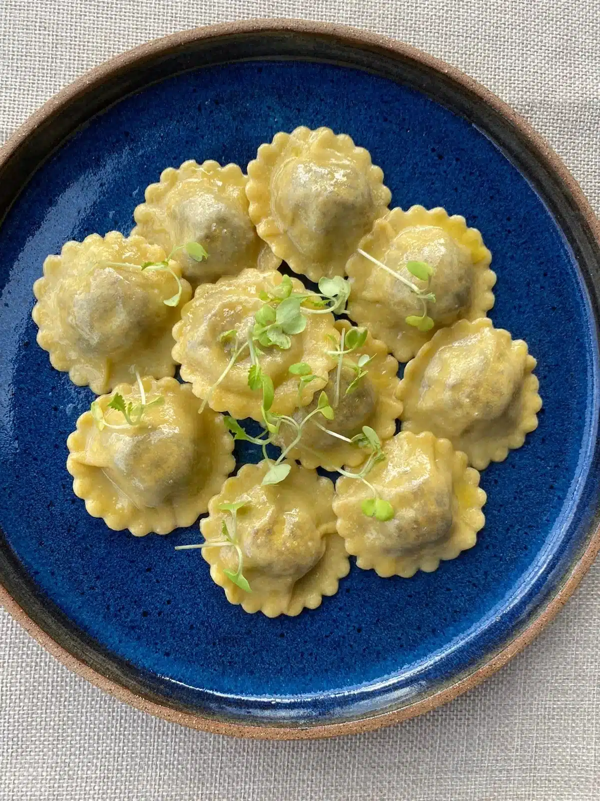 Ravioli de mignon com cebola caramelizada.