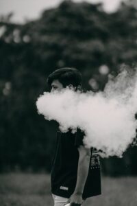 vapers Foto de Migs Reyes: https://www.pexels.com/pt-br/foto/preto-e-branco-p-b-escala-de-cinza-tons-de-cinza-8475596/