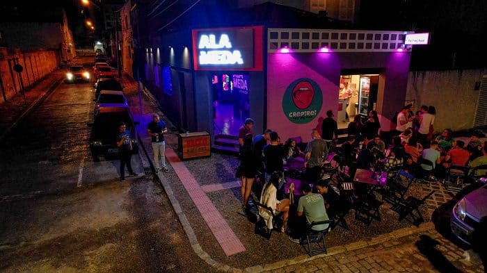 Artes em neon fazem parte da decoração do Alameda Lounge Bar - Cred Vitor Alves