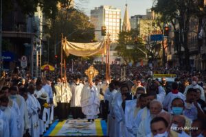 O evento deve reunir mais de 100 mil pessoas entre a praça Tiradentes e Nossa Senhora de Salete no dia 8 de junho. A extensão dos tapetes passará de 1km.