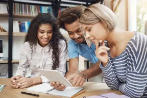 Estudantes devem ficar atento aos prazos e condições para obter bolsas parciais, integrais e financiamento estudantil