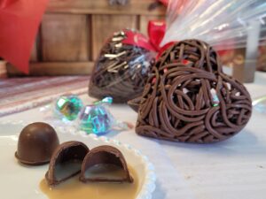 Coração Rendado, rosas de chocolate e cestas de presentes variadas são algumas das apostas da D’Fuhrmann Chocolates para o Dia dos Namorados