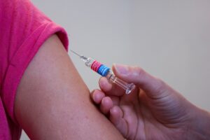Por baixa cobertura vacinal, doenças erradicadas no Brasil podem voltar; especialista alerta para falsa sensação de segurança