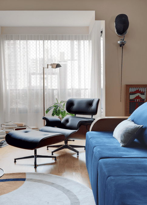 Apartamento ganha personalidade e um estilo retro futurista