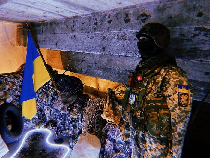 Primeiro museu da guerra da Rússia contra a Ucrânia em Curitiba simula bunker e reúne itens usados pelos combatentes e exposição fotográfica na 6ª Poltavskyi Yarmarok