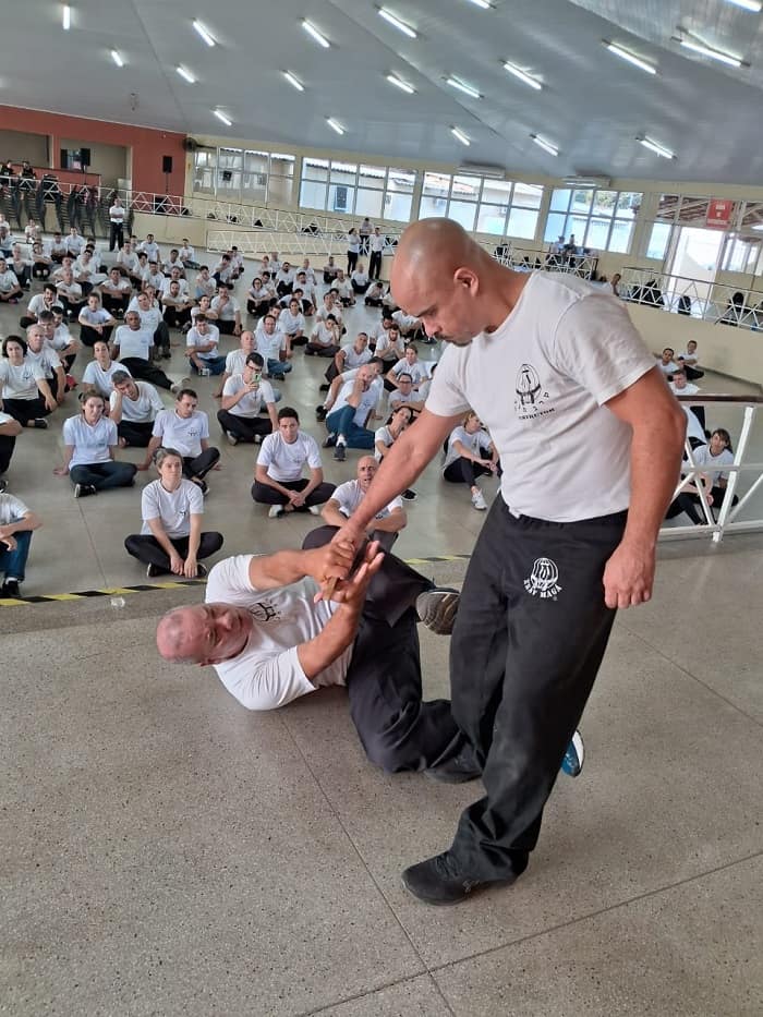 Krav Maga Mestre Kobi promove seminário de defesas contra ameaças com armas de fogo em Curitiba