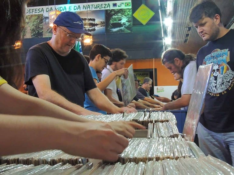 1ª Feira do Vinil, Colecionáveis e Antiguidades reúne expositores do Paraná e Santa Catarina