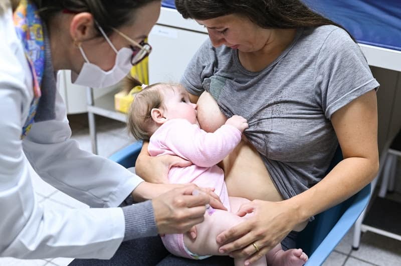 Amamentar durante ou após vacina reduz desconforto do bebê