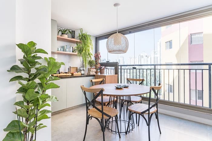 Apartamento une estilo industrial às fibras naturais em 62m²