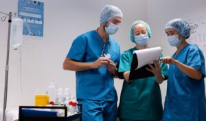 Com Edital da Prefeitura de Curitiba, cerca de 2 mil profissionais de enfermagem podem fazer a transição de cargo e ter melhores salários a partir de janeiro de 2024
