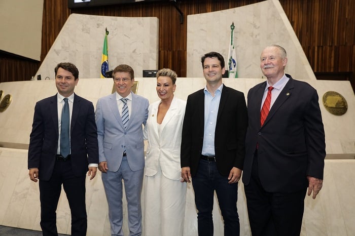 Neurocirurgião Ricardo Ramina recebe título de Cidadão Benemérito do Paraná