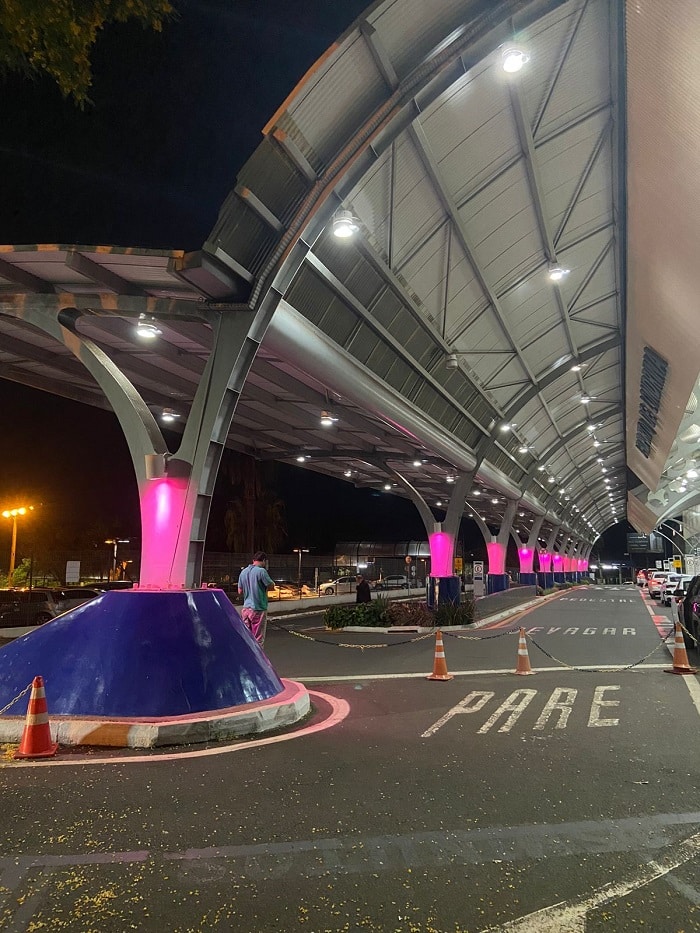 Principais aeroportos do Paraná têm iluminação especial para celebrar o Outubro Rosa