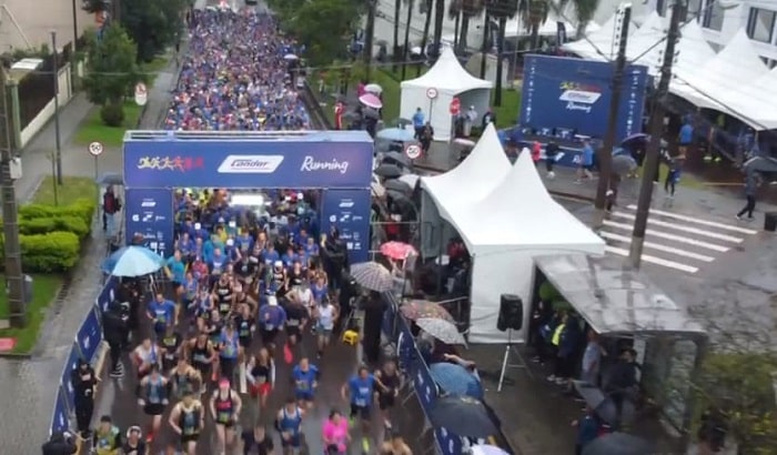 Mesmo com chuva, Condor Running Curitiba reuniu milhares de corredores nas ruas da cidade

