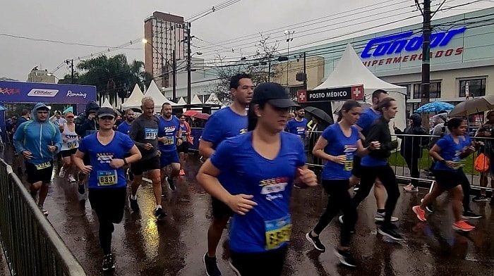 Mesmo com chuva, Condor Running Curitiba reuniu milhares de corredores nas ruas da cidade