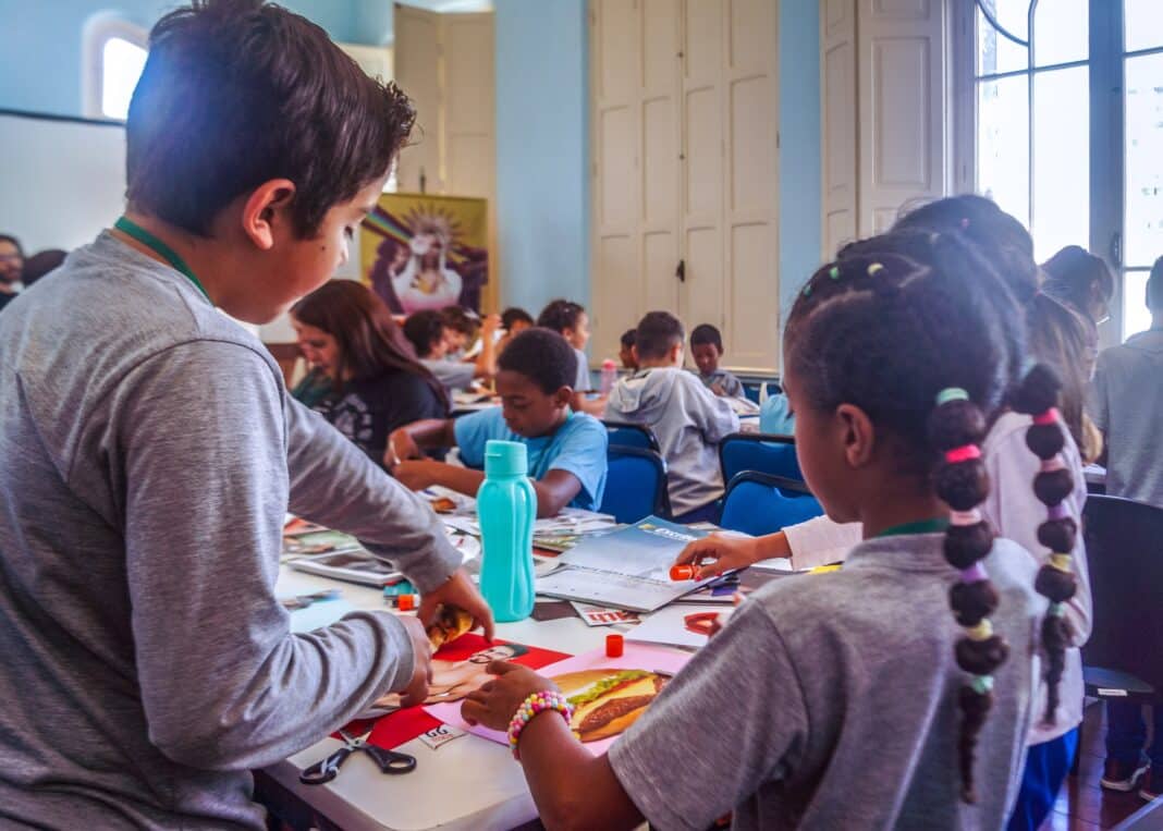 Nas oficinas de colagem, as crianças soltam a imaginação; técnica artística estimula a criatividade, a expressar os sentimentos e fortalece a saúde mental