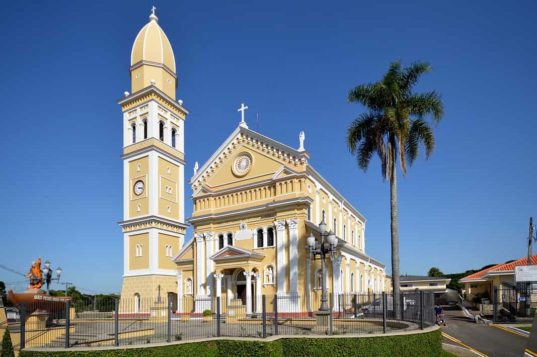 LIVRO APRESENTA ESTUDO ARQUITETÔNICO SOBRE ALGUMAS DAS PRINCIPAIS IGREJAS DE CURITIBA