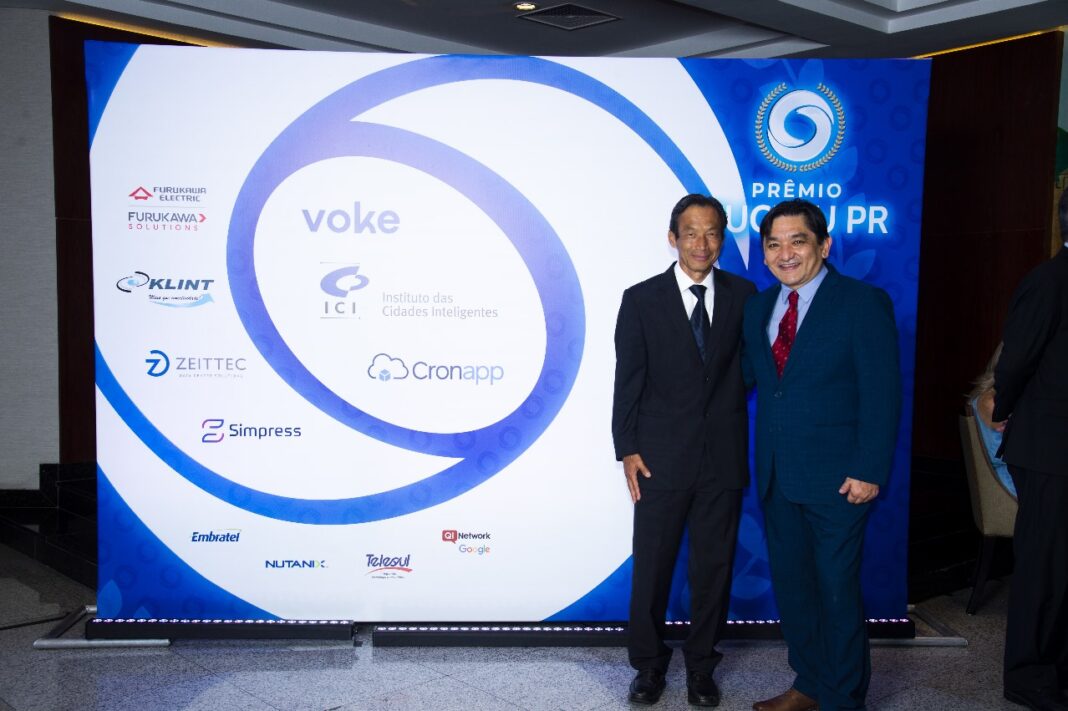 Presidente da Sucesu-PR, Fernando Misato (à direita), com o CIO da Furukawa, Nilo Morikawa, vencedor do Prêmio Santi - Profissional CIO/Gestor de TIC Agregador.