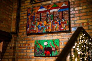 Pinturas ficam à venda até 23/12 e a renda será destinada ao projeto Diamantes de Dálida, que alimenta crianças na aldeia de Namacata, em Moçambique