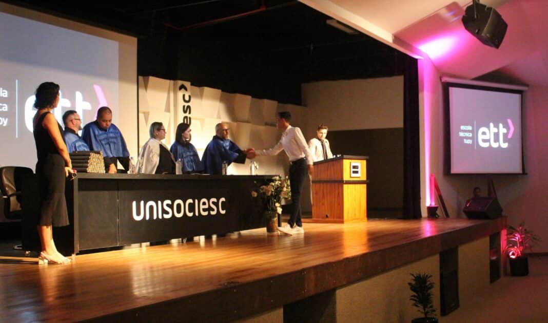 Solenidade marcada por homenagens e muita emoção reuniu a direção da escola, professores, familiares e convidados no Campus Anita Garibaldi, em Joinville (SC)