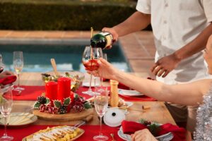 Comida e bebida em excesso combinadas ao calor do verão podem prejudicar a digestão e acabar com a alegria das festas de fim de ano; saiba como evitar
