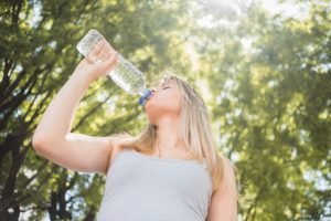 Consumo de água traz diversos benefícios à saúde; idosos precisam ter ainda mais atenção com a hidratação