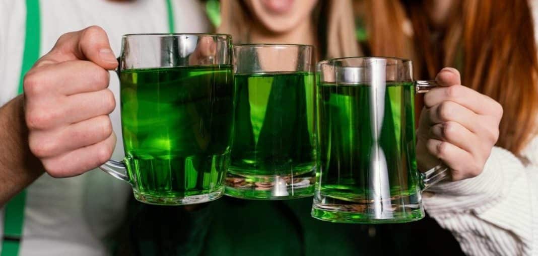 De sexta até domingo, a cervejaria vai oferecer chope verde por apenas R$9,90 O St. Patrick's Day é a comemoração do Dia de São Patrício (17 de março), santo padroeiro da Irlanda. O que começou como um festejo religioso na Europa, atualmente se transformou em festa no mundo todo. E no Brasil, mais especificamente em Curitiba, já é tradição celebrar a data e claro, com muita cerveja. A BierHoff do Shopping Estação, cervejaria que faz parte da história do local, presente há 22 anos no empreendimento, realiza neste fim de semana, de sexta (15/03) a domingo (17/03), uma comemoração que celebra a 