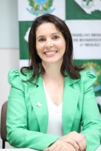 A biomédica Daiane Pereira Camacho, vice-presidente do CRBM6, é um exemplo que superou adversidades para se destacar na carreira; mulheres ainda lutam por direitos iguais e mais cargos de liderança


